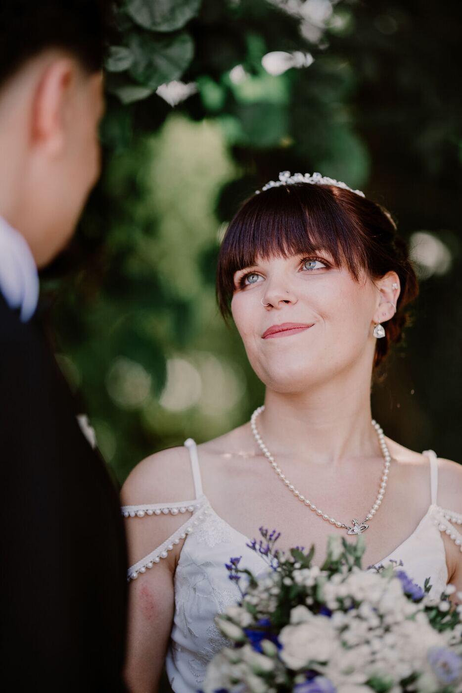 La mariée lève les yeux, émue